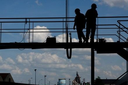El desempleo disminuye en mayo y se sitúa por debajo de 2,5 millones