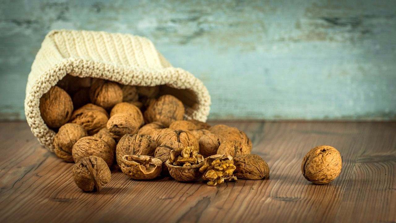 Comer nueces ayuda a inhibir factores de riesgo del cáncer de colon