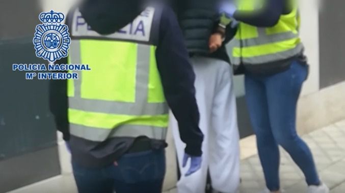 La Policía Nacional detiene a un hombre que se hacía pasar por médico para estafar a sanitarios