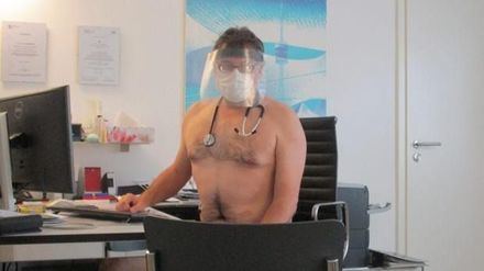 Médicos alemanes posan desnudos en protesta por la escasez de equipos médicos de protección