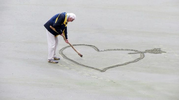 La playa y el mar: fuente de salud para las personas mayores