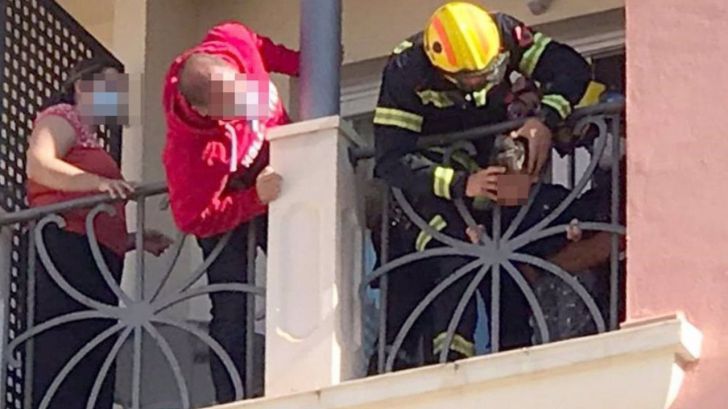 Los bomberos auxilian a un niño de dos años con la cabeza atrapada en una barandilla