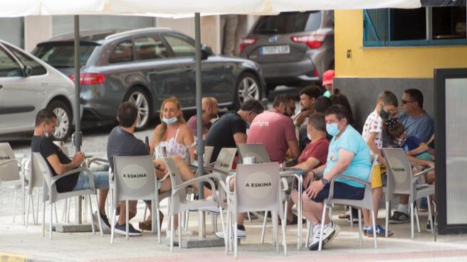 Precauciones que se deben tomar con la mascarilla cuando estés en un bar o una terraza Precauciones que se deben tomar con la mascarilla cuando estés en un bar o una terraza