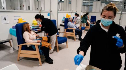 El estallido de casos entre los jóvenes obliga a la Comunidad de Madrid a acelerar el plan de vacunación