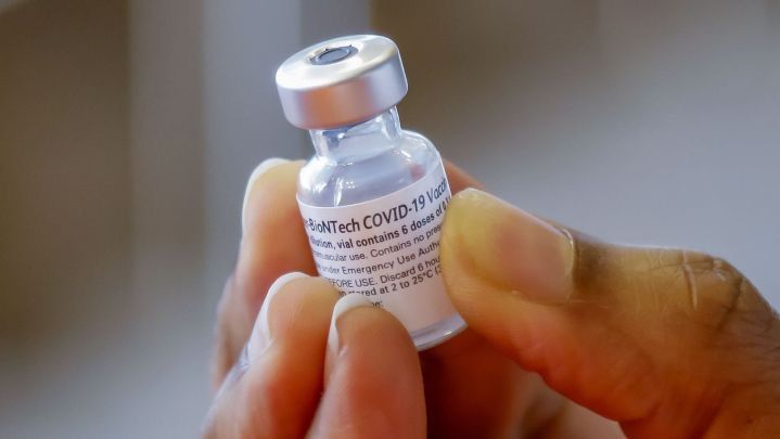 ¿Deben Pfizer y BioNTech compartir la vacuna contra COVID-19 para aumentar el suministro global?