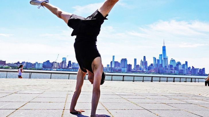 Jon Witt, maestro de yoga en Nueva York, practica una pose en Jersey City