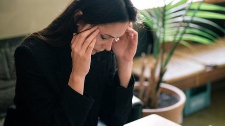 Las mujeres presentan más síntomas post-COVID a largo plazo que los hombres