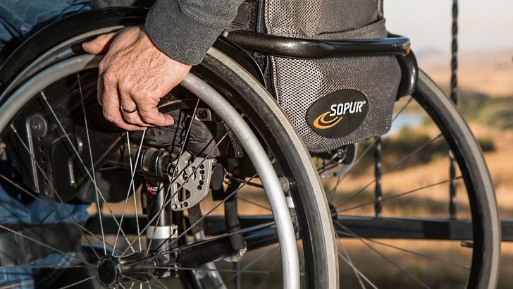 La fiscalía velará por los derechos de los mayores y personas con discapacidad ante el uso de sujeciones físicas o farmacológicas