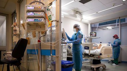 Sanitarios atienden a un paciente covid-19 en un hospital