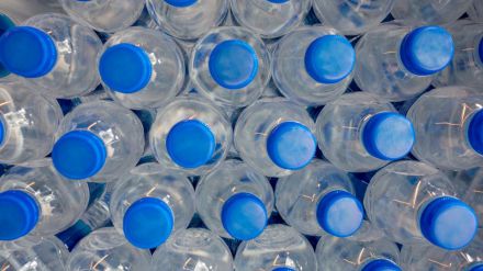 262 microgramos de plástico: Eso es lo que ingiere una persona al año por beber agua embotellada
