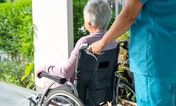 AESTE alerta sobre la posible desprofesionalización de los cuidados en la nueva Ley de Dependencia