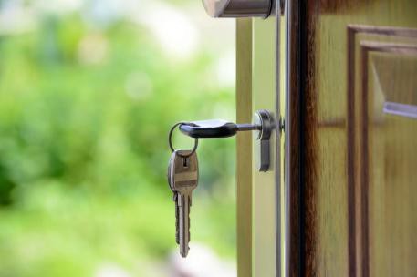 Consumo elimina 65.000 anuncios ilegales de Airbnb y detecta otros 55.000 sin registro