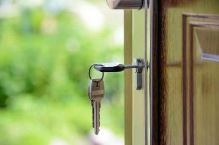 Consumo elimina 65.000 anuncios ilegales de Airbnb y detecta otros 55.000 sin registro