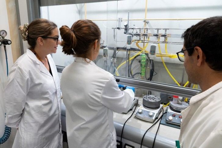 Nuevo método sostenible para fabricar plásticos y fármacos sin metales ni disolventes tóxicos