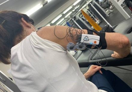 Estudio revela cómo las personas mayores pueden aumentar su fuerza sin agotarse