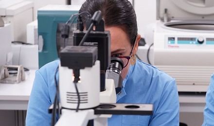 Desarrollan tijeras moleculares que inactivan el VIH en laboratorio