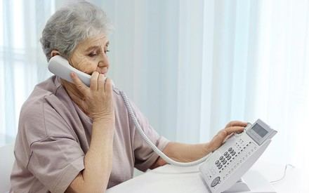 Más de 200 casos de abuso a mayores atendidos por el Teléfono de CONFEMAC en 2026