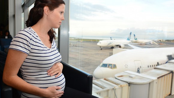 Viaja con seguridad en avión durante el embarazo