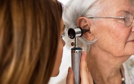 FIAPAS promueve un estudio para mejorar la atención a la sordera en mayores