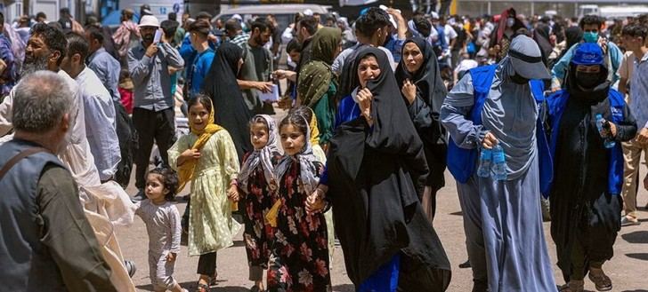 Prohibición laboral femenina en Afganistán complica ayuda humanitaria