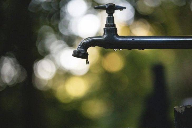 Metales en tuberías transforman agua en criadero de bacterias peligrosas